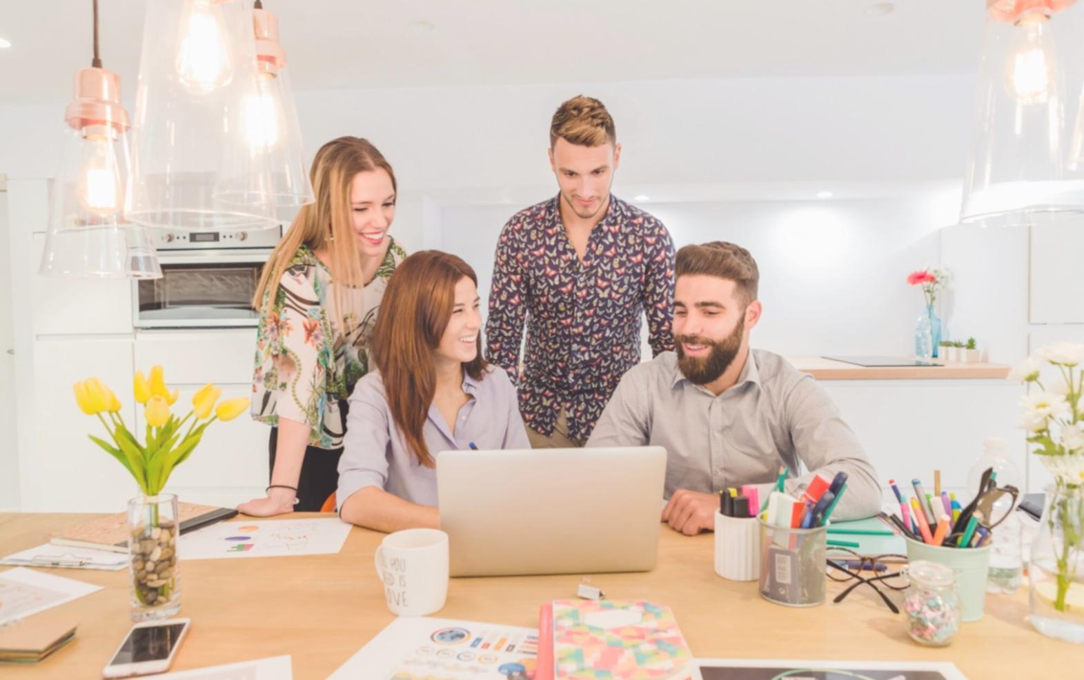 Studierende arbeiten gemeinsam an Finanzprojekten